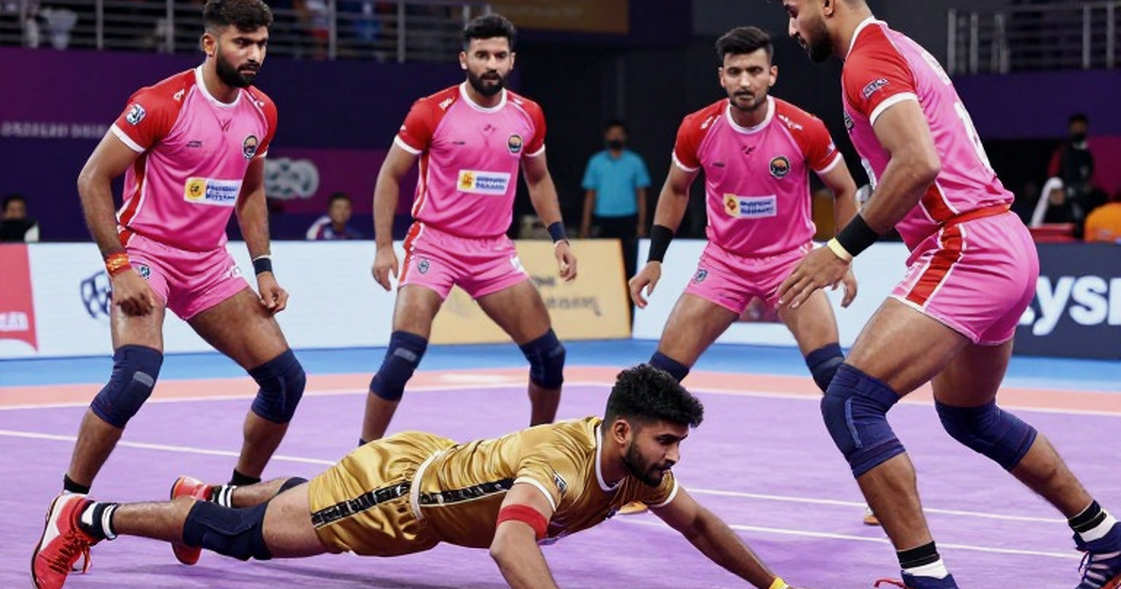 তৃতীয় কোয়ার্টারের ২১-৯: ভারতের হাফ-কোর্ট ভেঙে পড়ার সাত মিনিট একচল্লিশ সেকেন্ড